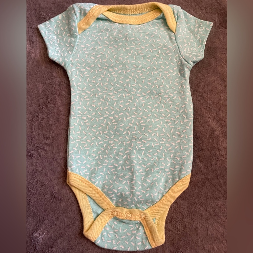NWOT Quiltz onesie size 0 to 3 months for boy or girl!                  4
